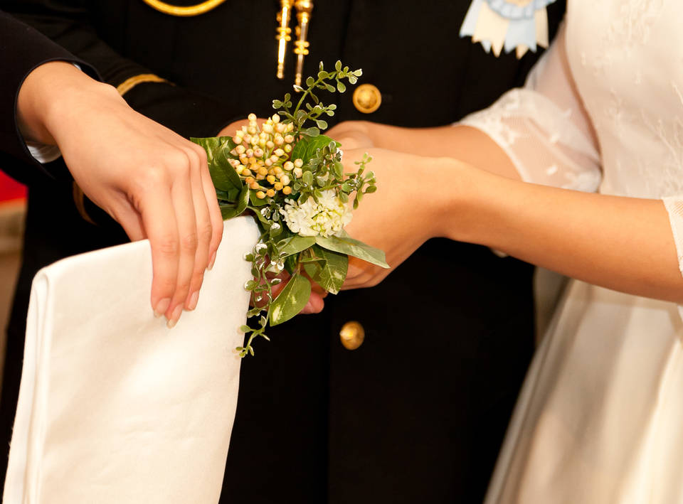 結婚式　アーティフィシャルフラワー　ケーキ入刀　テーブル　装花　ブライダル ケーキ入刀用装飾、プチギフト入れをDIY | 三重県四日市市の